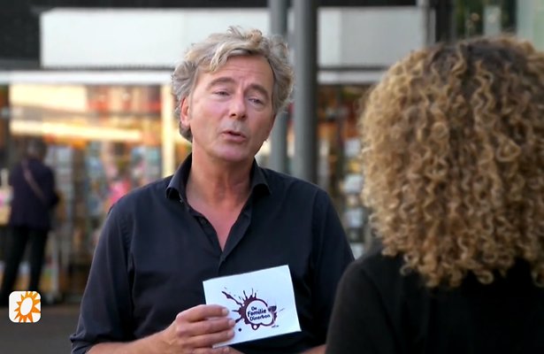 Bert van Leeuwen bozig op deelnemers Familiediner